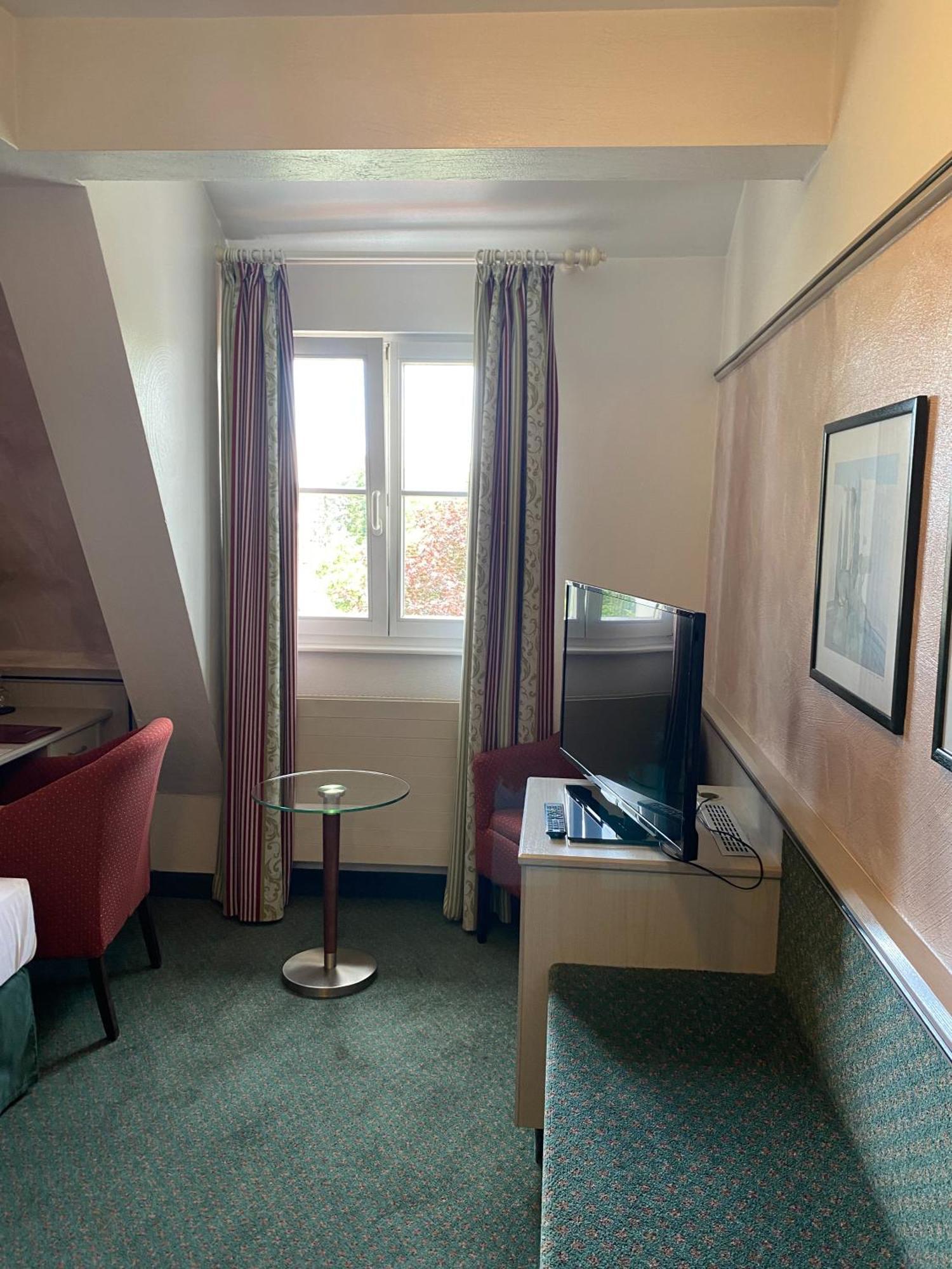 Alpinia Hotel